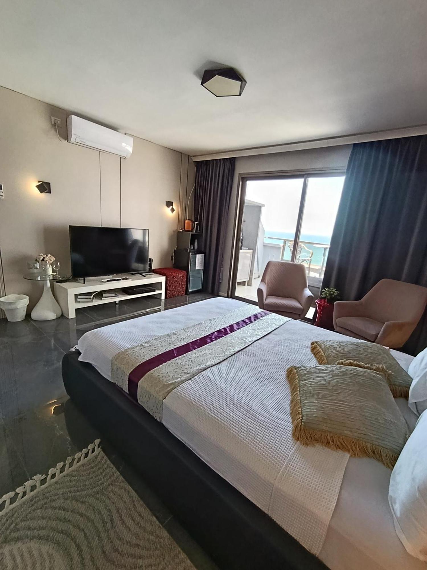 Penthouse Apartment On The Beach Bat Yam Eksteriør billede