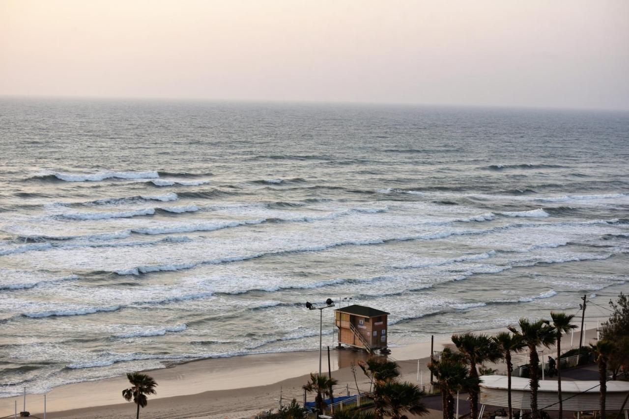 Penthouse Apartment On The Beach Bat Yam Eksteriør billede