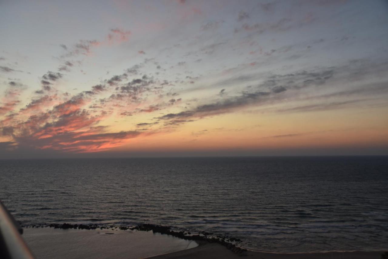 Penthouse Apartment On The Beach Bat Yam Eksteriør billede