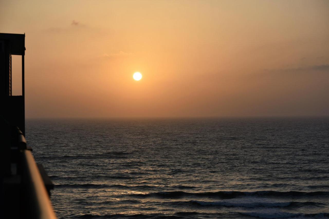 Penthouse Apartment On The Beach Bat Yam Eksteriør billede