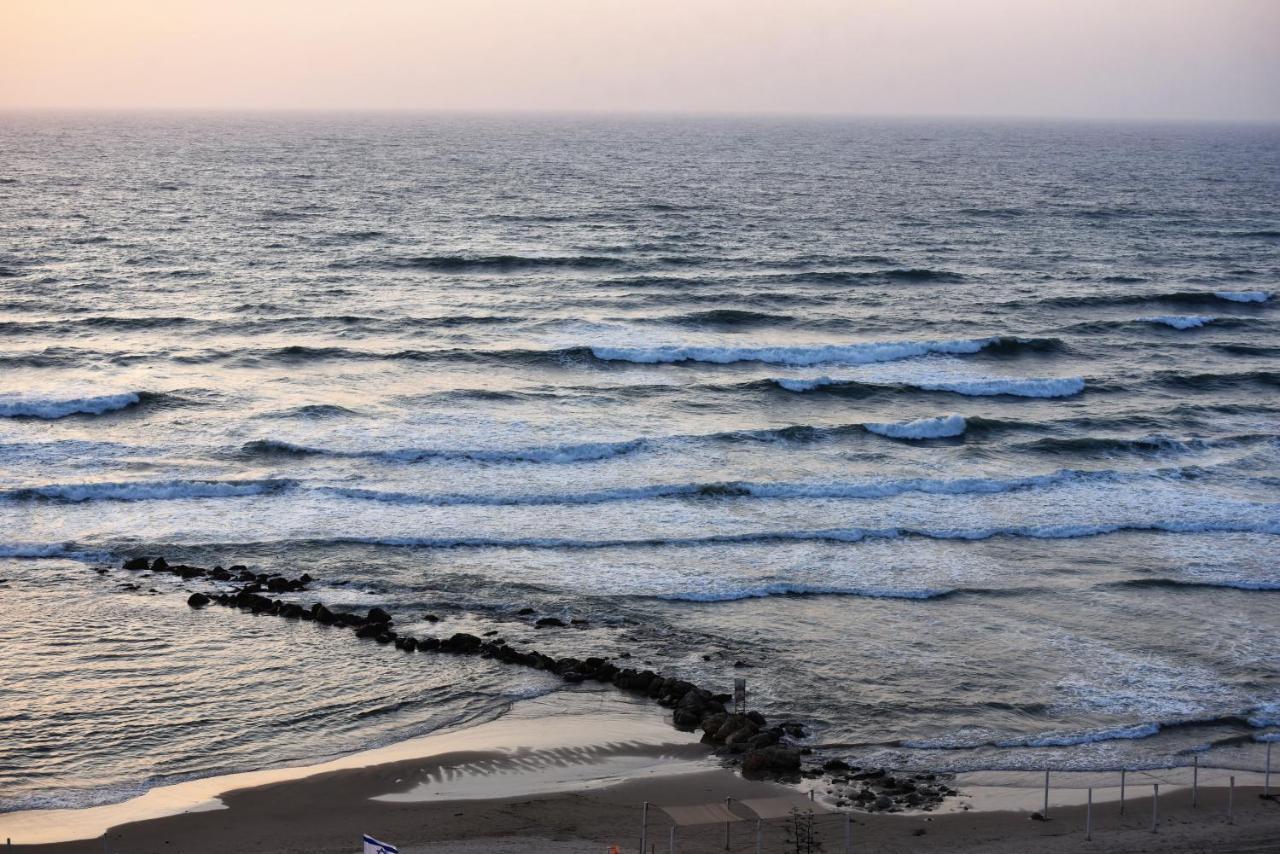 Penthouse Apartment On The Beach Bat Yam Eksteriør billede