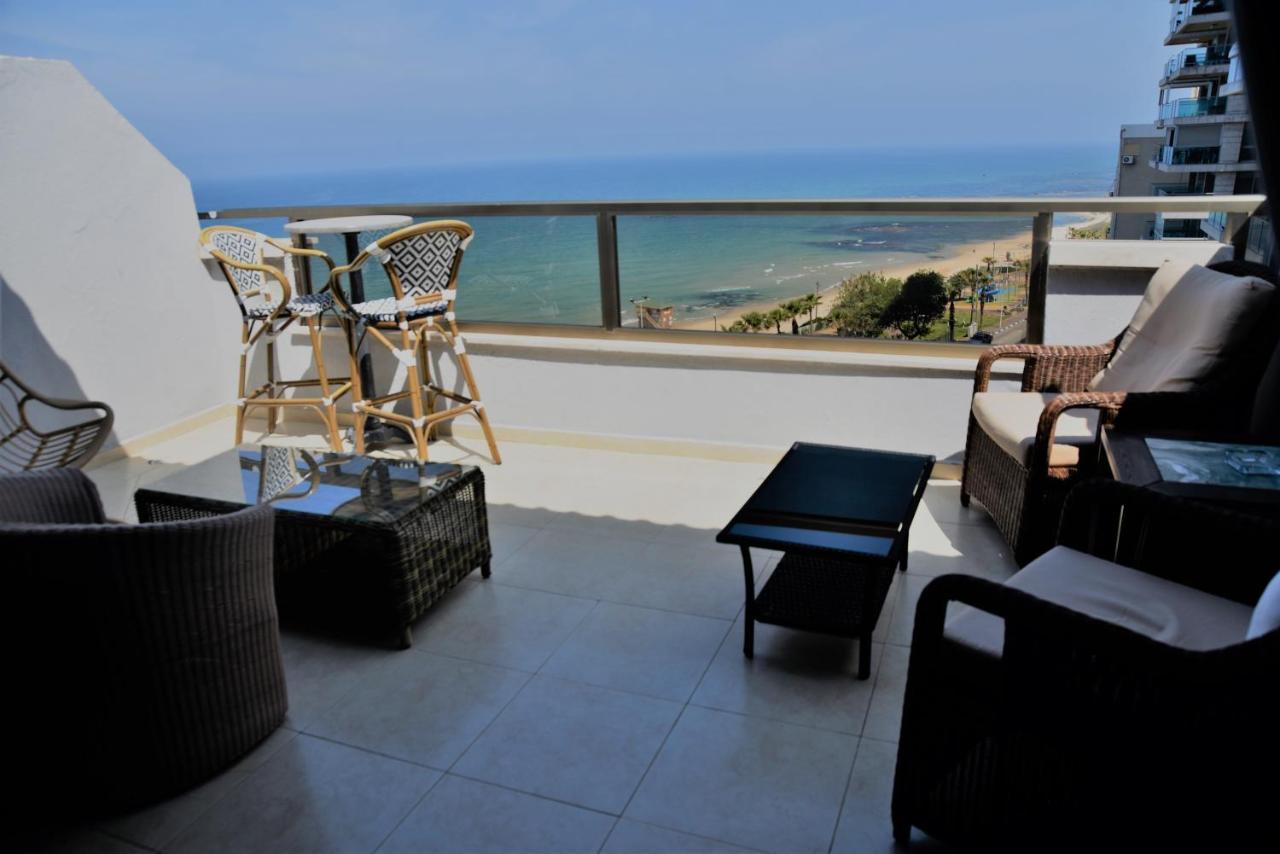 Penthouse Apartment On The Beach Bat Yam Eksteriør billede